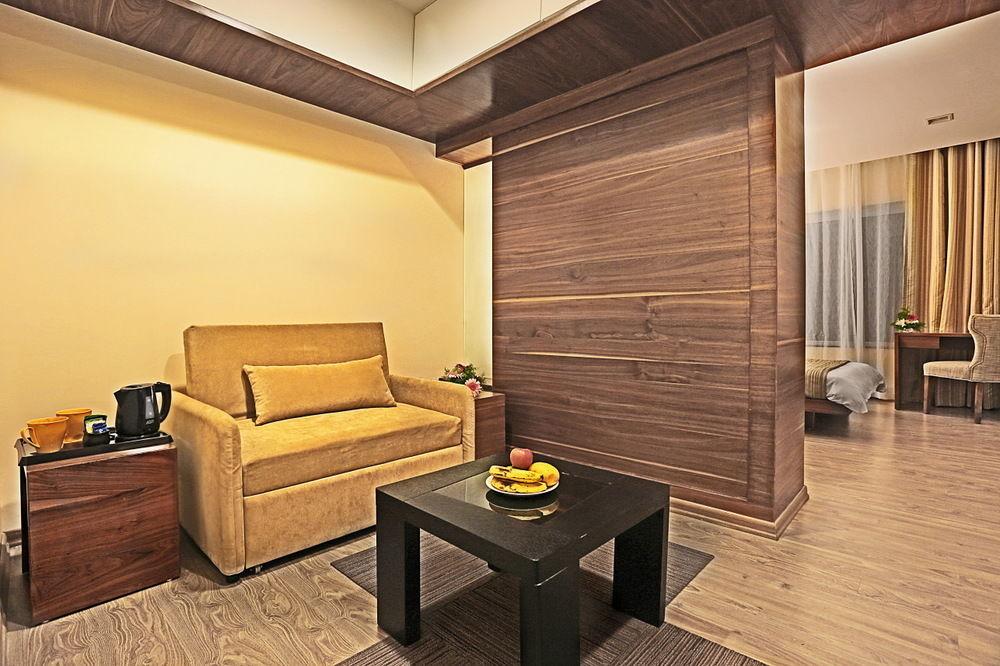 Temple Tree Hotel Ширди Экстерьер фото