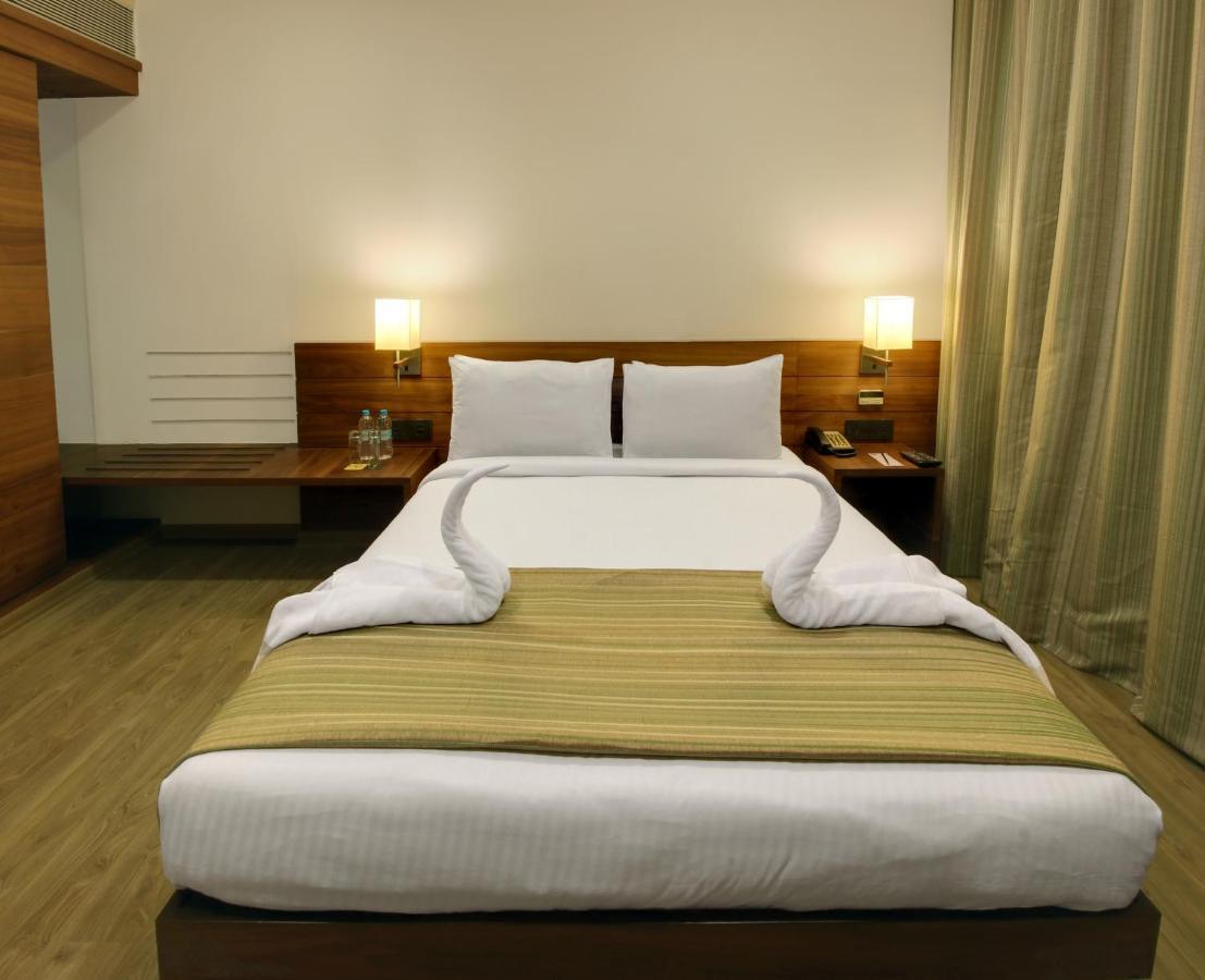 Temple Tree Hotel Ширди Экстерьер фото