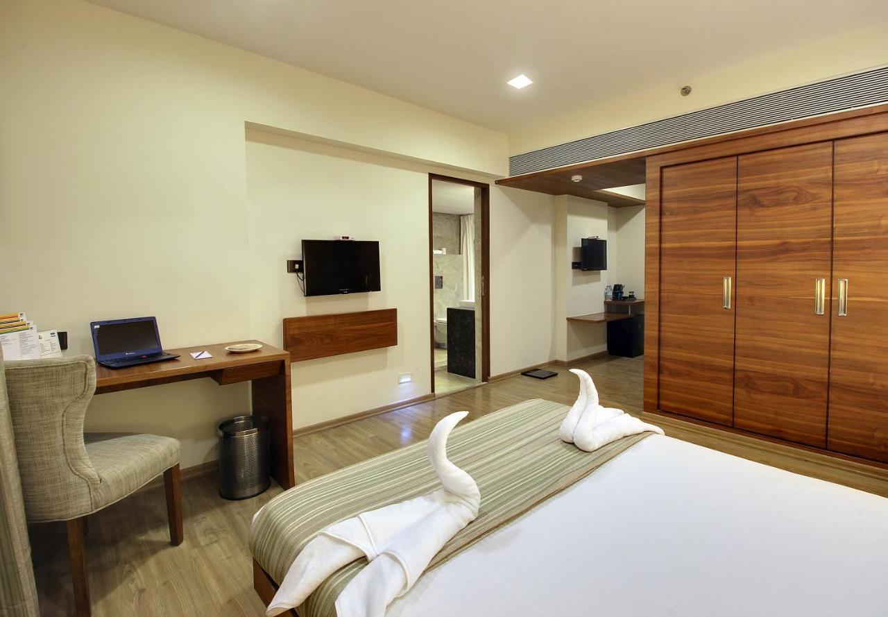 Temple Tree Hotel Ширди Экстерьер фото