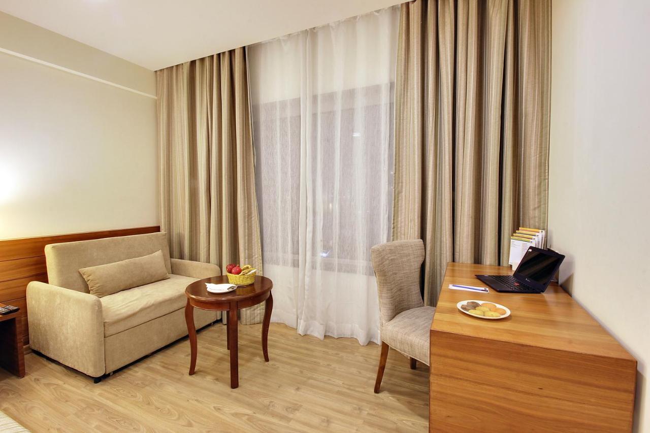 Temple Tree Hotel Ширди Экстерьер фото