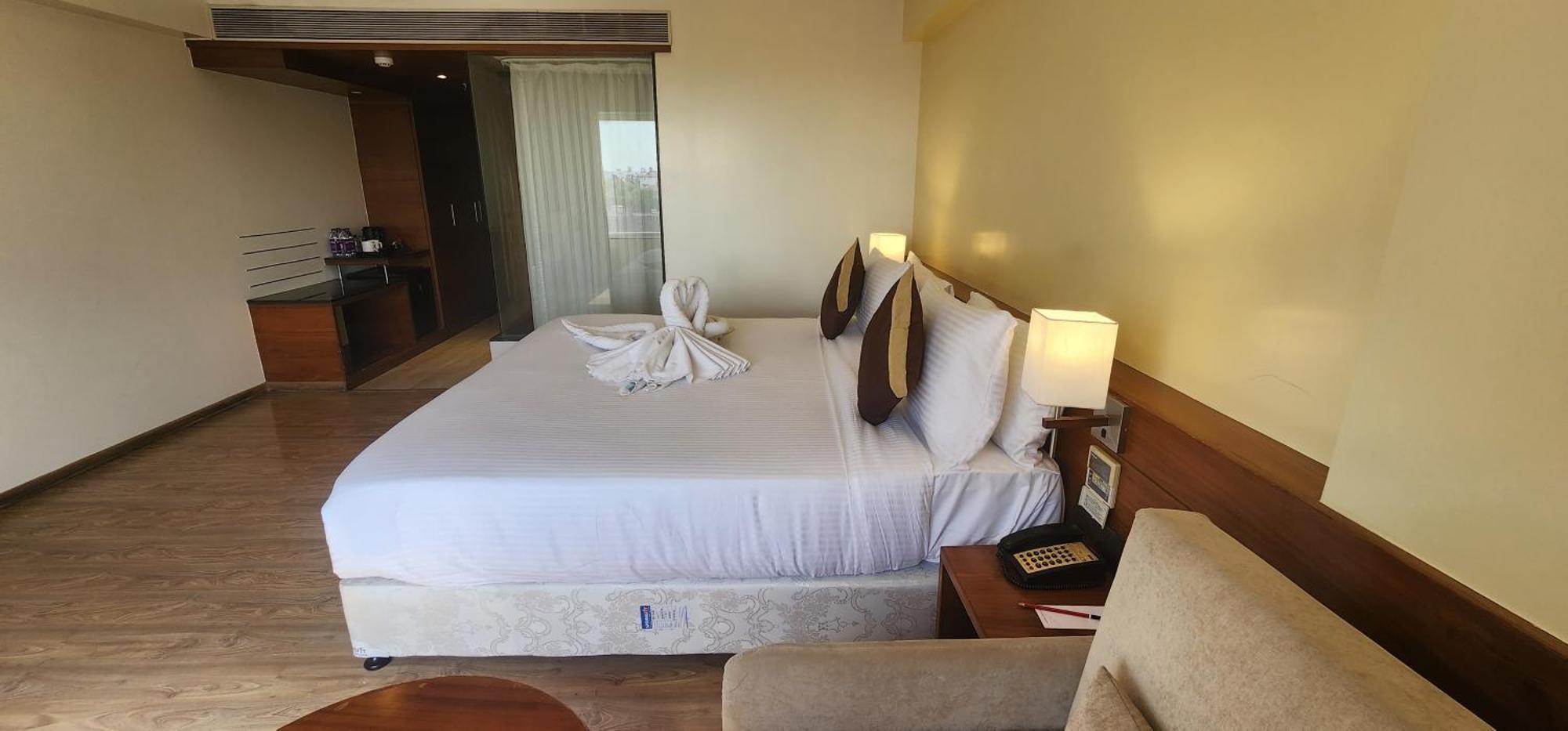 Temple Tree Hotel Ширди Экстерьер фото
