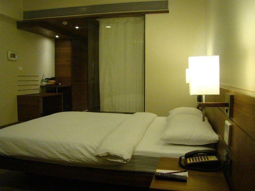 Temple Tree Hotel Ширди Экстерьер фото