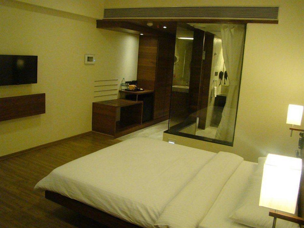 Temple Tree Hotel Ширди Экстерьер фото