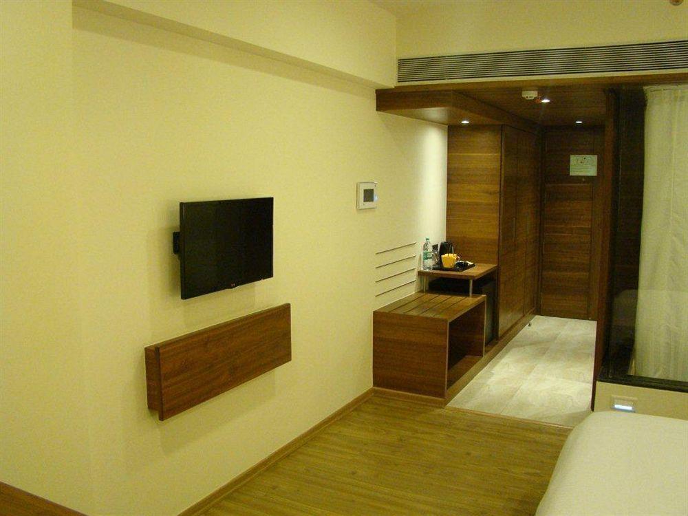 Temple Tree Hotel Ширди Экстерьер фото